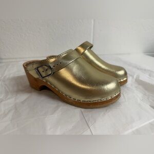Hanna Andersson Metallic Gold Leather Clogs size US 1 EU 32
